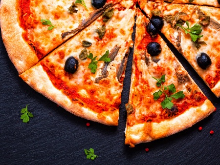 Пица по Неаполски със сирене Моцарела, домати и аншоа - снимка на рецептата